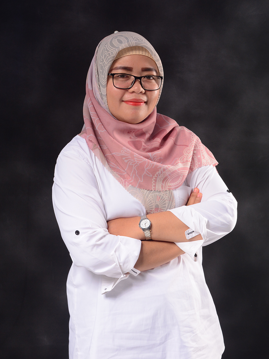 1740031108_A_0030_Dinny Purwaningsih, S.Sn., Gr-KAPROLI DKV.jpg